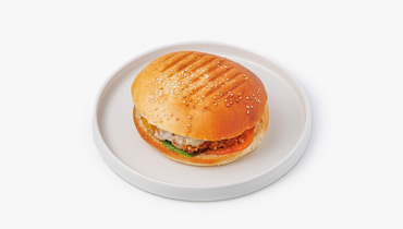 Изображение товара Бургер с куриным шницелем и соусом цезарь в мягкой булочке