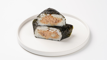 Изображение товара Онигири с запеченным тунцом и морской приправой 100 г от ВкусВилл