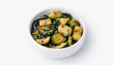 Изображение товара Огурцы битые по-корейски острые с соевым соусом и кориандром 134 рублей