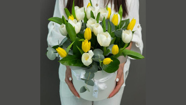 Изображение товара Коробка шляпная с 21 свежим голландским тюльпаном микс