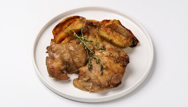Изображение товара Куриное бедро с запеченным яблоком и тимьяном 250 г
