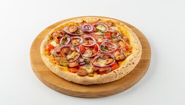 Изображение товара Пицца с колбасками, беконом и соленьями от кафе