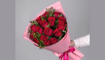 Изображение товара Букет красных роз с зеленью "Душевное тепло - L"