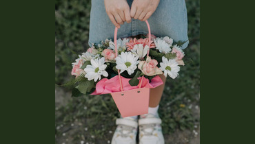 Изображение товара Авторский букет в сумочке из роз акуна и хризантем