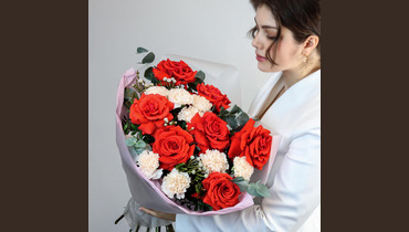 Изображение товара Авторский букет из французских роз, гвоздик и брунии Алый шик FMART