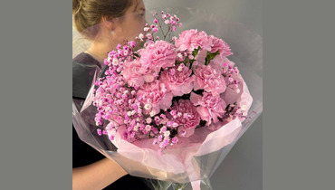 Изображение товара Розовый туман Гвоздики и гипсофила FMART by flowwow - стойкий букет цветов