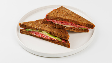 Изображение товара Сэндвич на солодовом хлебе с салями и лечо