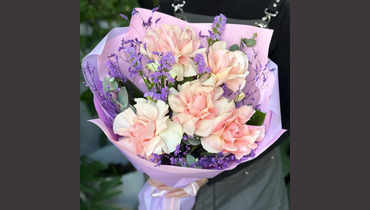 Изображение товара Красивый букет французских роз Волшебный» FMART by flowwow 5 розовых роз с ветками статицы и эвкали