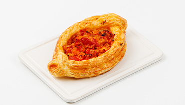 Изображение товара Лодочка слоеная с курицей и овощами, кафе