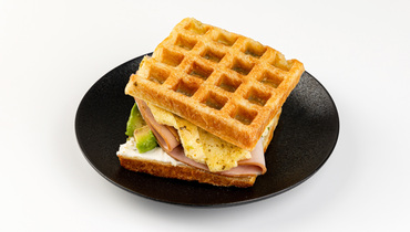 Изображение товара Слоеная вафля на завтрак с мортаделлой и фисташками