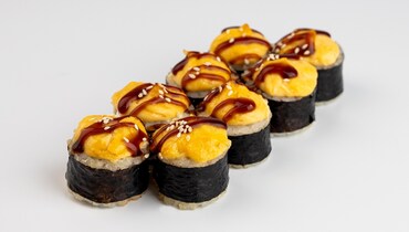 Изображение товара Запеченный краб-ролл с нежным вкусом и сырной шапкой