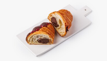 Изображение товара Круассан с шоколадом и малиной - свежая выпечка из кафе