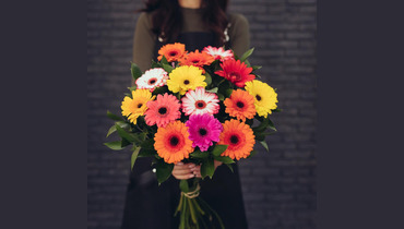 Изображение товара Яркий букет из 15 гербер различных оттенков - праздник красок и радости