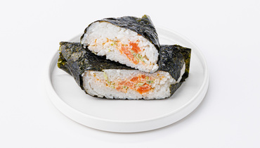 Изображение товара Онигири с форелью и огурцом ВкусВилл легкое японское блюдо 110г