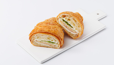 Изображение товара Круассан с ветчиной из индейки омлетом и моцареллой ВкусВилл 140 г