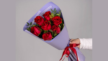 Изображение товара Букет красных роз с зеленью "Душевное тепло - S"