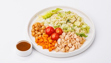 Изображение товара Боул с запеченной курицей, кускусом и бататом с масляно-лимонным соусом