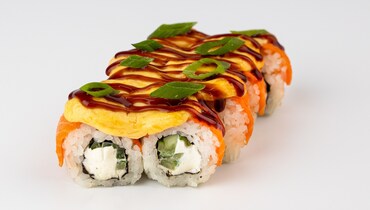 Изображение товара Запеченный ролл с лососем под сырной шапкой