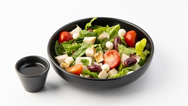 Изображение товара Салат Нигора с куриным филе и моцареллой - свежий летний салат 345 рублей