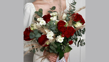 Изображение товара Свадебный букет из роз, маттиолы и каркаделии