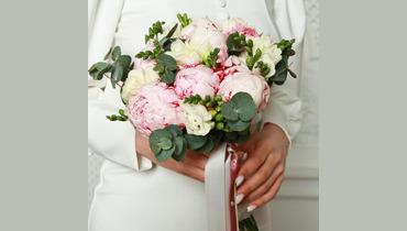 Изображение товара Свадебный букет из пионов, фрезии и эвкалипта