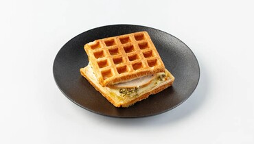 Изображение товара Вафля-сэндвич с ветчиной сыром и соусом песто 150 г ВкусВилл