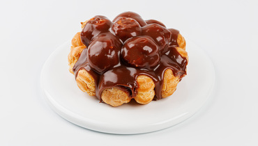 Изображение товара Торт Шантелюр с профитролями и сливочным кремом 450 г