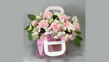 Изображение товара Сумка с цветами диантусы и альстромерии "Розовое сердце" от FMART