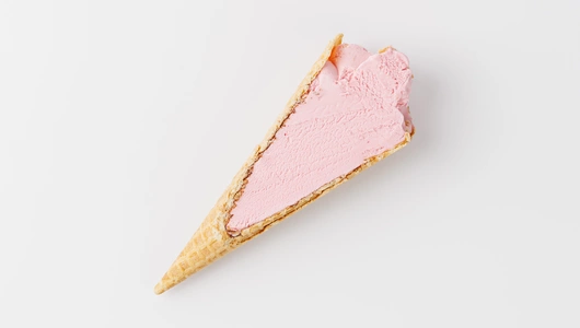 Пломбир "Банан с клубникой" в глазир. темн. шок. ваф. рожке