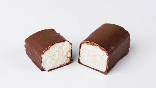 Сырок творожный с ванилью в темном шоколаде 5% Сырок творожный с ванилью в темном шоколаде 5%