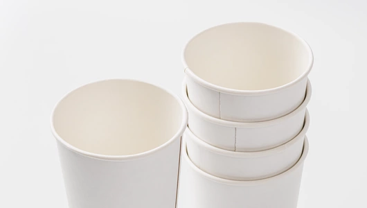 Комплект бумажных стаканов белые 5 шт