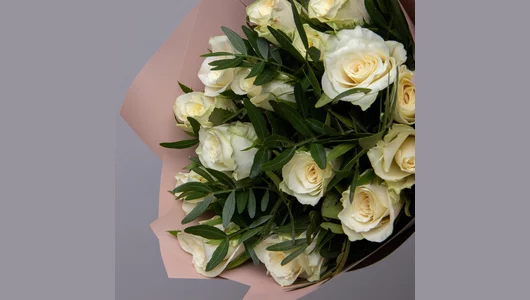 Букет Розы ПРОМО с фисташкой, белые, 15 стеблей