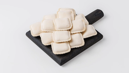 Равиоли с моцареллой, сыром скаморца и Прошутто крудо