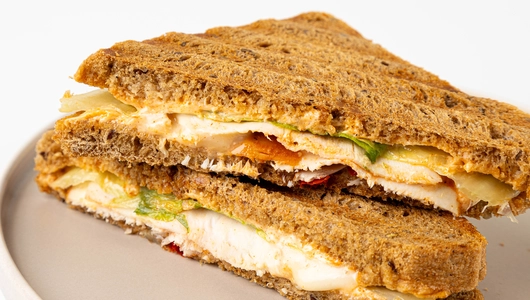 Сэндвич с курицей и печеным перцем, кафе Сэндвич с курицей и печеным перцем, кафе