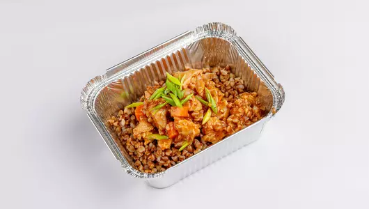 Каша гречневая с курицей в томатном соусе