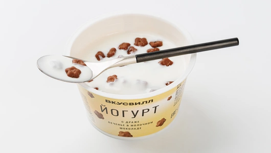 Йогурт с драже печенье в молочном шок. 2,5%