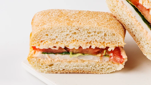 Мини-чиабатта с курицей, пармезаном и соусом копченый Айоли