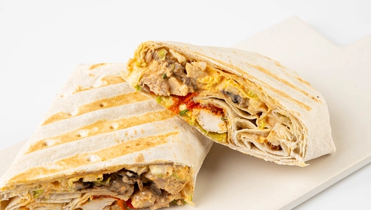 Сэндвич ролл с курицей, вешенками и соусом том ям на гриле, кафе