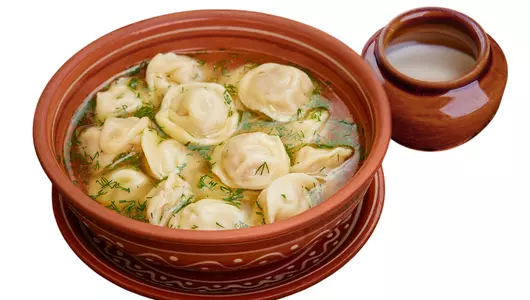 Пельмени с мясом и курином бульоном