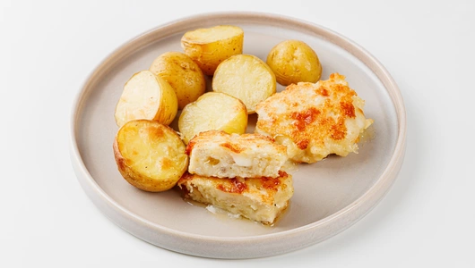 Биточки из курицы и сыра с запеченным картофелем