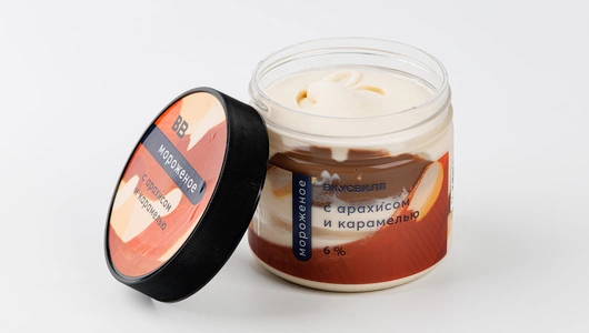 Мороженое с арахисом и карамелью