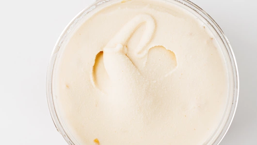 Мороженое с арахисом и карамелью