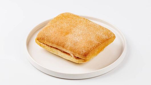 Мини-чиабатта с курицей, моцареллой и соусом острый Чили, кафе