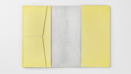 Обложка для паспорта из натуральной кожи. Цвет: желтый