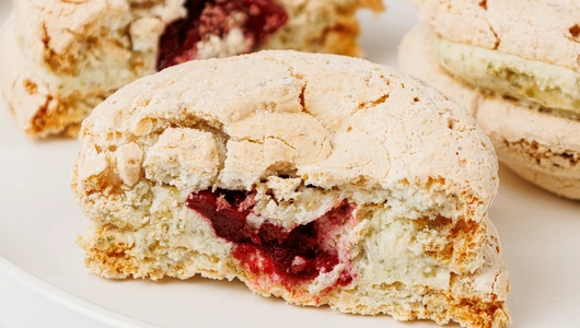 Меренга французская с тыкв. семечками и вишней Меренга французская с тыкв. семечками и вишней