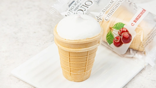 Мороженое молочное с вишней в вафельном стаканчике Мороженое молочное с вишней в вафельном стаканчике