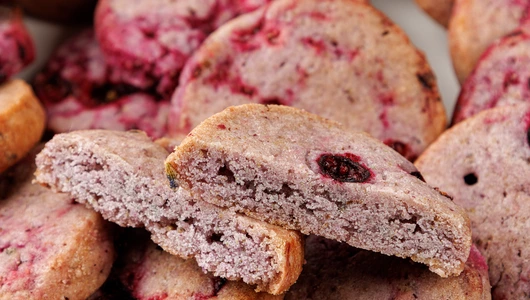 Печенье сахарное с черной смородиной и лавандой