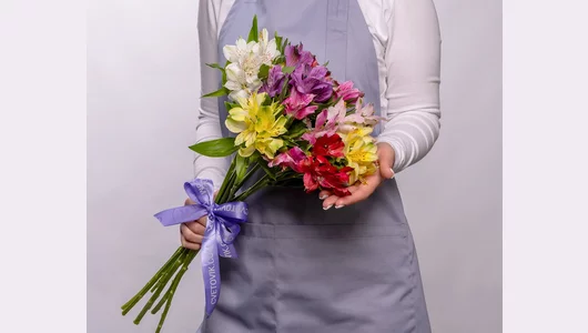 Букет из&nbsp;альстромерий микс под&nbsp;ленту 9 шт