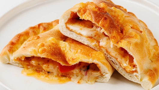 Пицца "Кальцоне" с томатами, сыром и прован. травами, кафе