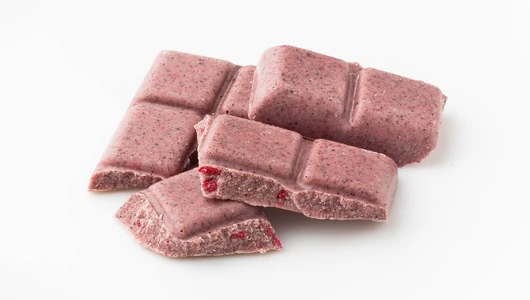 Шоколад белый "Чёрная смородина"